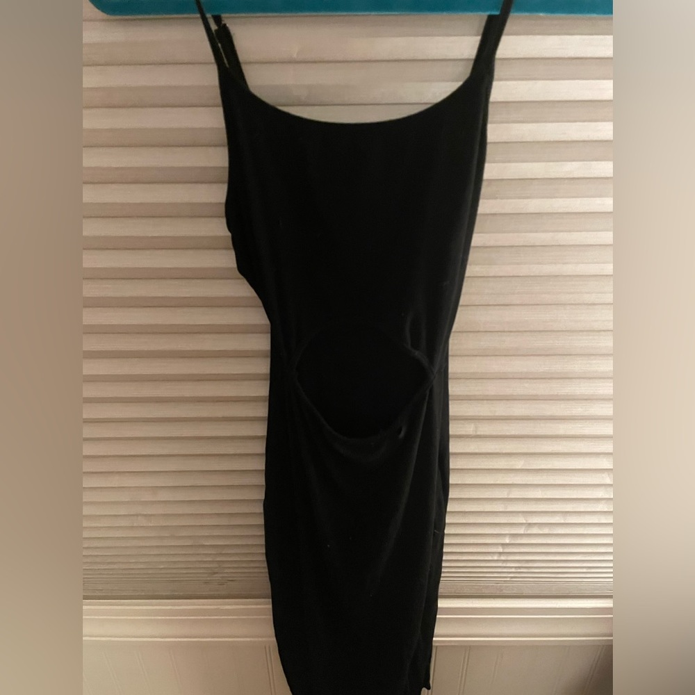 black, mid-stomach slit bodycon dress